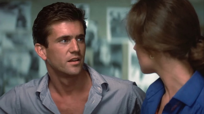 Mel Gibson as Guy Hamilton talking and looking at Sigourney Weaver's Jill Bryant in The Year of Living Dangerously