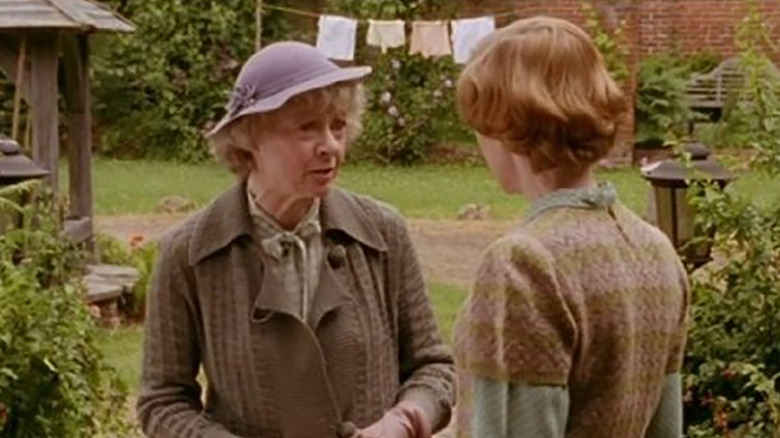 Miss Marple (Geraldine McEwan) with Amy Murgatroyd (Claire Skinner) in A Murder Is Announced