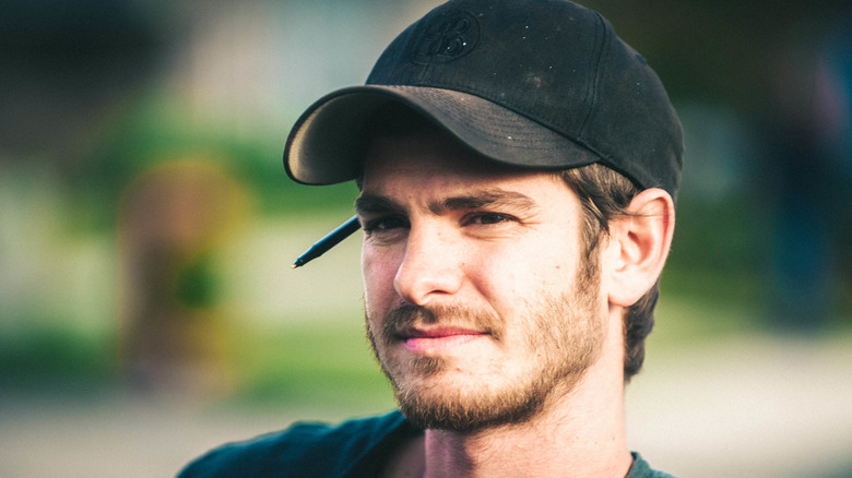 Andrew Garfield as Dennis wearing baseball cap in 99 Homes