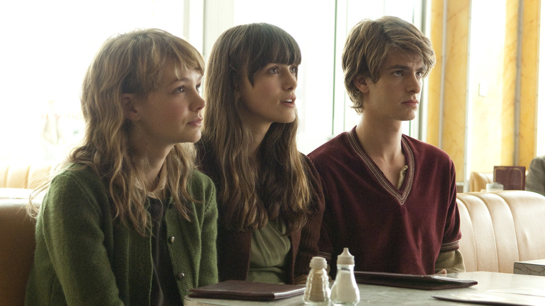 Kathy Ruth and Tommy (Carey Mulligan, Keira Knightley, and Andrew Garfield) sitting in diner in Never Let Me Go