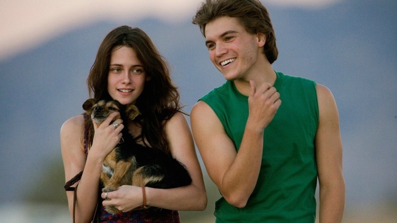 Kristen Stewart as Tracy and Emile Hirsch as Chris walking in Into the Wild