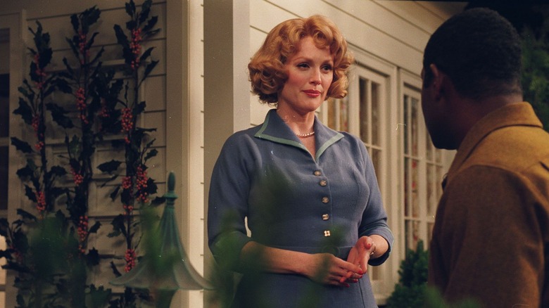 Cathy Whitaker standing on the porch, looking at Raymond Deagan, in Far From Heaven