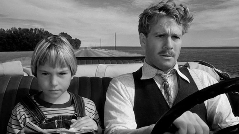 Moses Pray (Ryan O'Neal) and Addie Loggins (Tatum O'Neal) driving in a car in Paper Moon