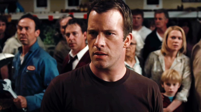 Thomas Jane as David Drayton stands in front of members of his town in The Mist