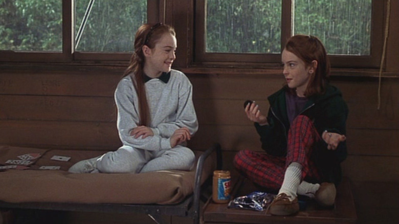 Lindsay Lohan as Hallie and Annie in a cabin in The Parent Trap