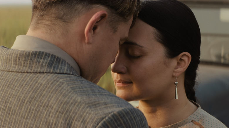 Ernest (Leonardo DiCaprio) and Mollie Burkhart (Lily Gladstone) embrace in Killers of the Flower Moon