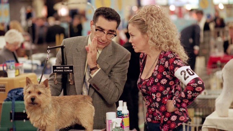 Gerry whispering to Cookie next to Winky in Best in Show