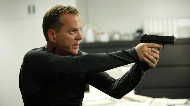 Kiefer Sutherland as Jack Bauer, aiming a gun on 24