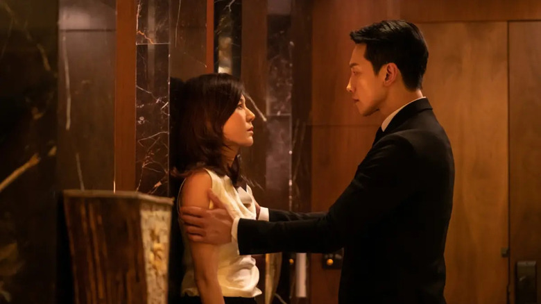 Seo Do-yoon (Rain) holds Oh Wan-soo (Kim Ha-neul) against a wall in Red Swan