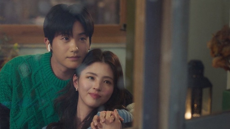 Park Hyung-sik (Han Seon-woo) holds Lee Eun-soo (Han So-hee) watching snowfall in Soundtrack #1