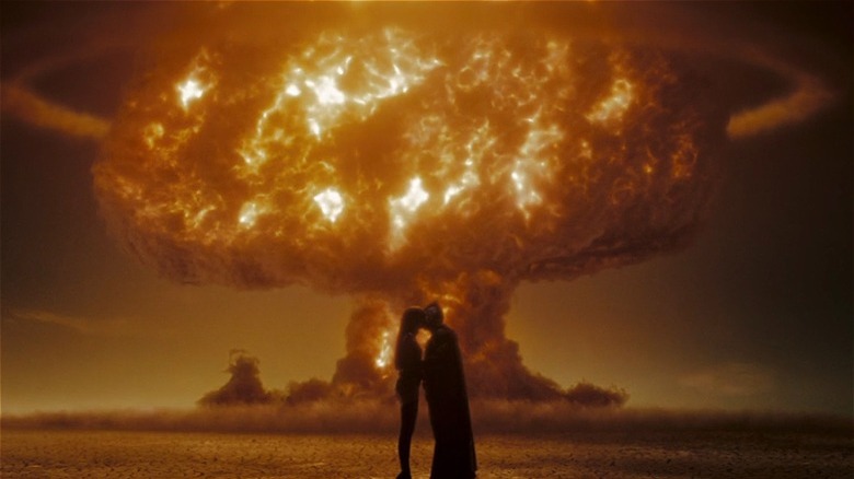 Nite Owl and Silk Spectre in front of mushroom cloud