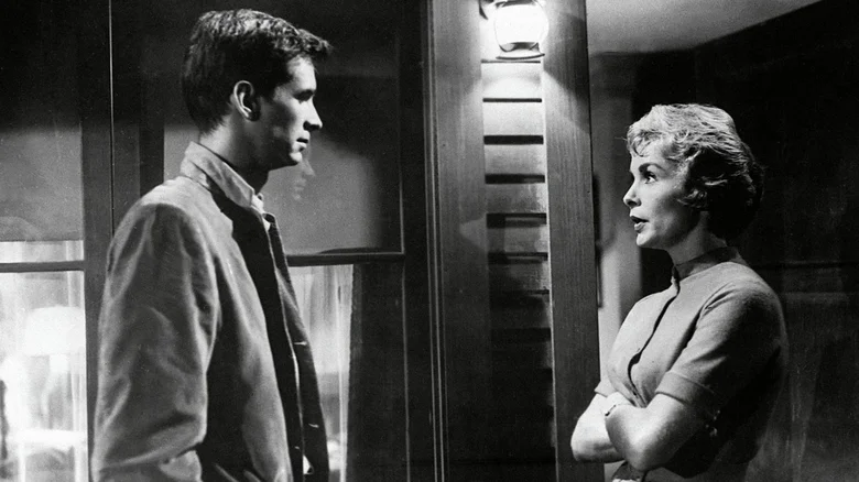 Norman and Marion talking outside the ‌Bates Motel in Psycho