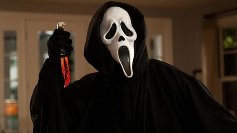 Scream 5's Ghostface holding bloody knife