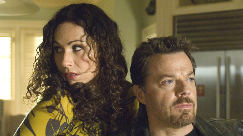 Minnie Driver and Eddie Izzard looking in opposite directions