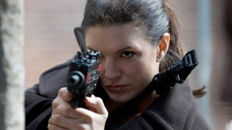 Gina Carano pointing a gun in Haywire