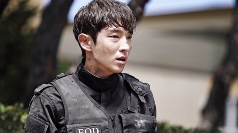 Kim Hyun-joon (Lee Joon-gi) is dirtied in the aftermath of an explosion in Criminal Minds (2017)