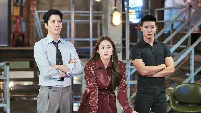 Lee Tae-joon (Lee Dong-gun) stands with Kwang Soo-kyung (Jeon Hye-bin) and Roy Ryu (Kim Kwon) in Leverage (2019)