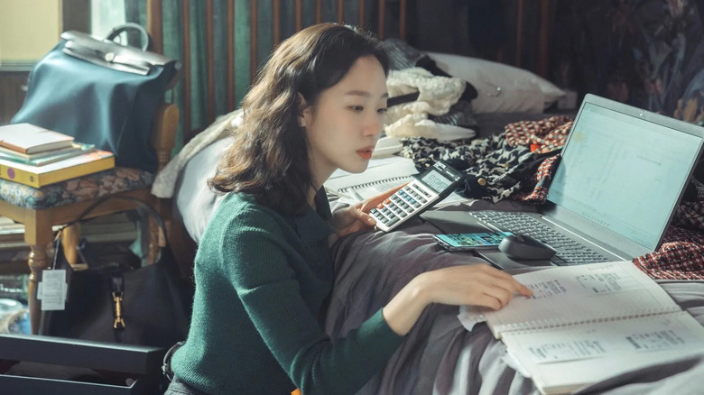 Oh In-joo (Kim Go-eun) calculates finances in Little Women (2022)