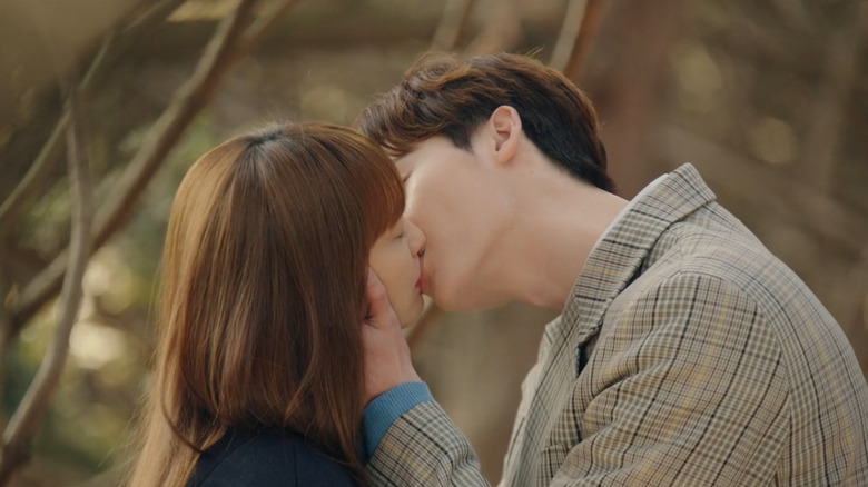 Cha Eun-ho (Lee Jong-suk) kisses Kang Dan-i (Lee Na-young) in Romance Is a Bonus Book