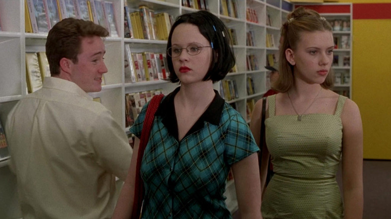 Rebecca (Scarlett Johansson) and Enid (Thora Birch) in a video store in Ghost World