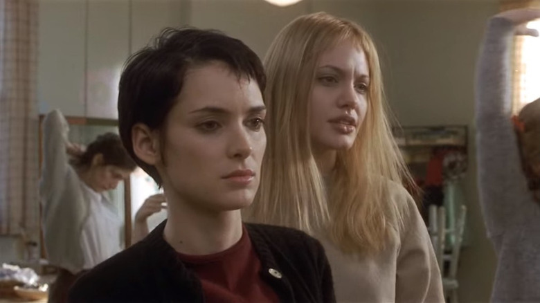 Susanna Kaysen (Winona Ryder) and Lisa Rowe (Angelina Jolie) together in a mental hospital common room inGirl, Interrupted