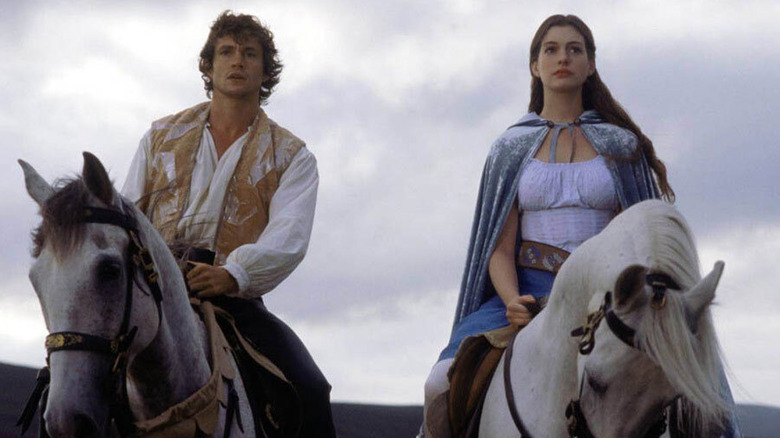 Ella (Anne Hathaway) and Charmont (Hugh Dancy) on horseback in Ella Enchanted