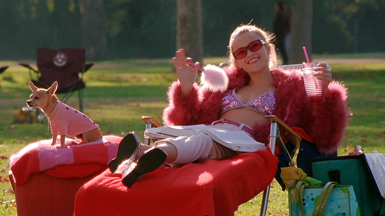 Reese Witherspoon as Elle Woods studying in style in Legally Blonde