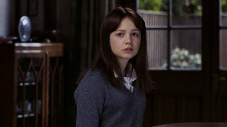 Carey Mulligan as Jenny Mellor standing in the middle of her house in An Education