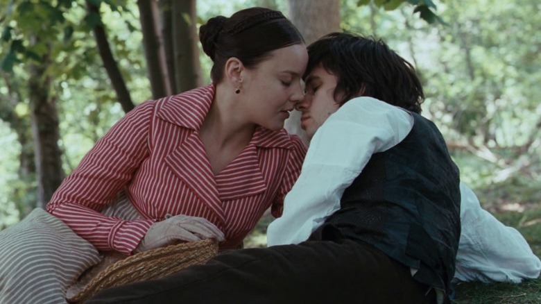 Abbie Cornish as Fanny Brawne leaning in to kiss Ben Whishaw as John Keats in Bright Star