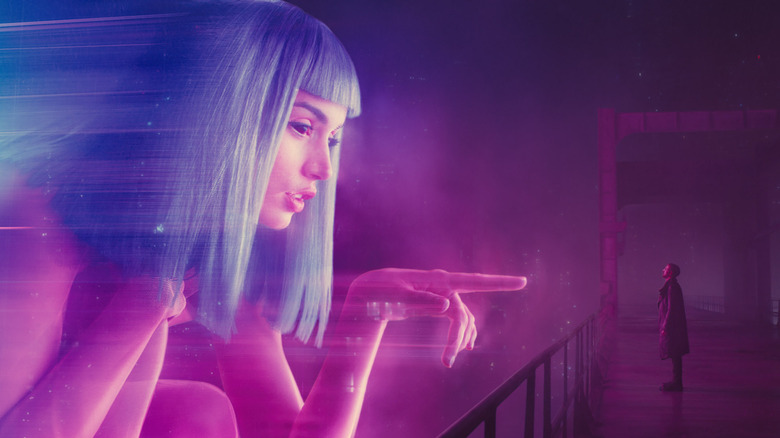 Joi pointing to K in Blade Runner 2049 (2017)