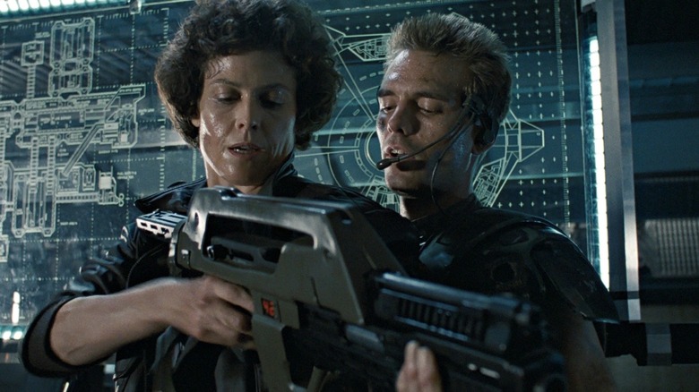 Hicks shows Ripley a rifle in Aliens