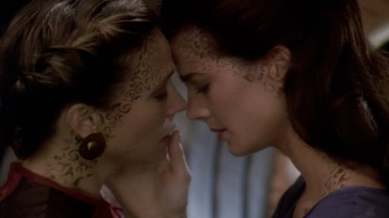 Dax kisses girlfriend Deep Space Nine