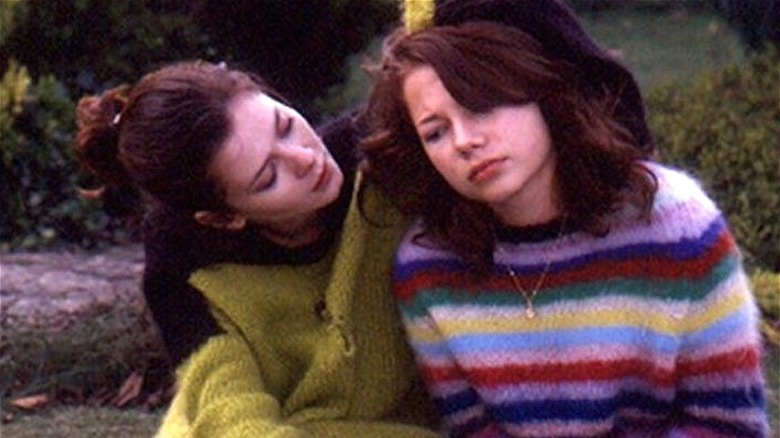 Anna Friel and Michelle William sitting in sweaters in Me Without You