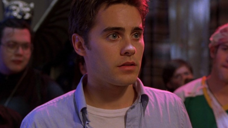 Jared Leto as Paul, with Rebecca Gayheart in the crowd behind him, in Urban Legend