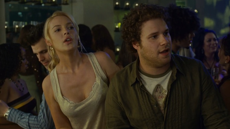 Katherine Heigl as Alison and Seth Rogen as Ben in Knocked Up, trying to order drinks at the bar