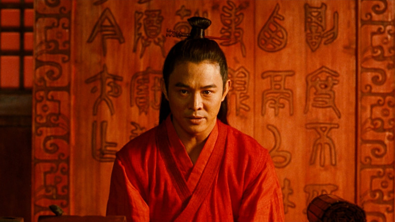 Nameless (Jet Li) kneels in meditation in Hero