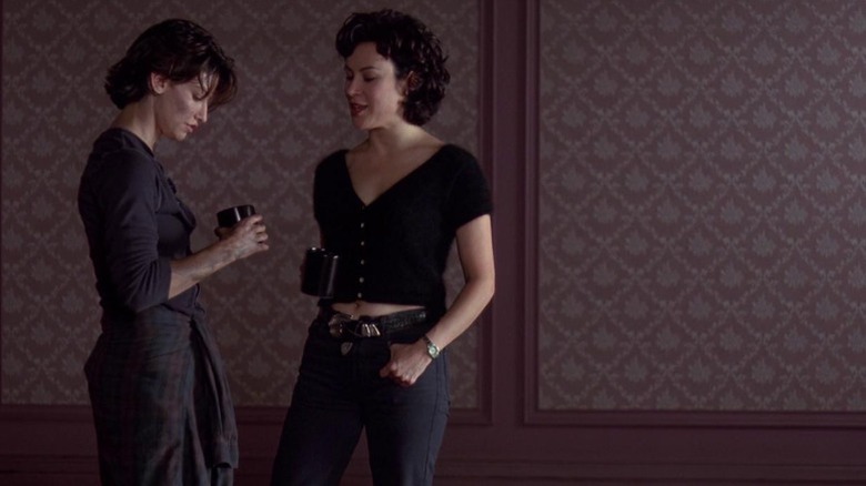 Gina Gershon as Corky and Jennifer Tilly as Violet in Bound