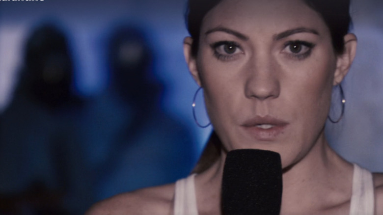 Angela (Jennifer Carpenter) speaking into microphone in Quarantine