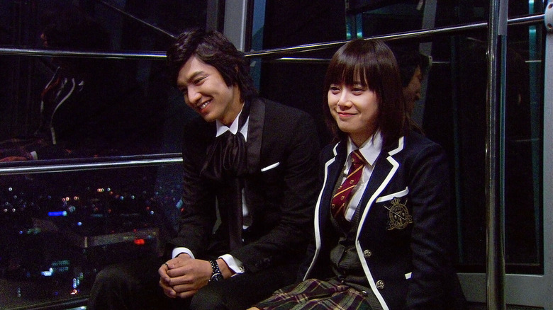 Gu Jun-pyo (Lee Min-ho) sits in a skycar with Geum Jan-di (Koo Hye-sun) in Boys Over Flowers