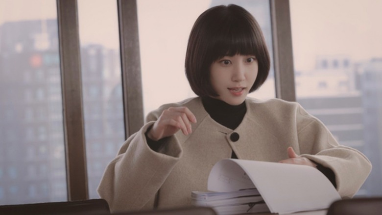 Woo Young-woo (Park Eun-bin) explains a legal report in Extraordinary Attorney Woo