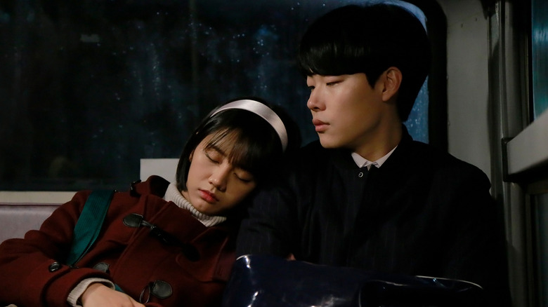 Sung Deok-sun (Lee Hye-ri) rests her head on the shoulder of Kim Jung-hwan (Ryu Jun-yeol) in Reply 1988