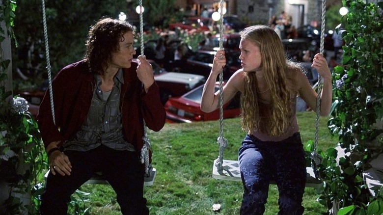 Heath Ledger and Julia Stiles as Patrick and Kat on a swing set in 10 Things I Hate About You