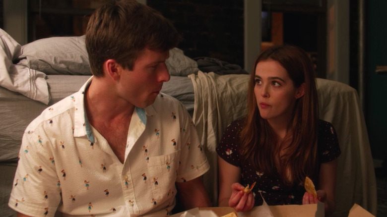 Glen Powell and Zoey Deutch as Charlie and Harper sharing a pizza in Set It Up