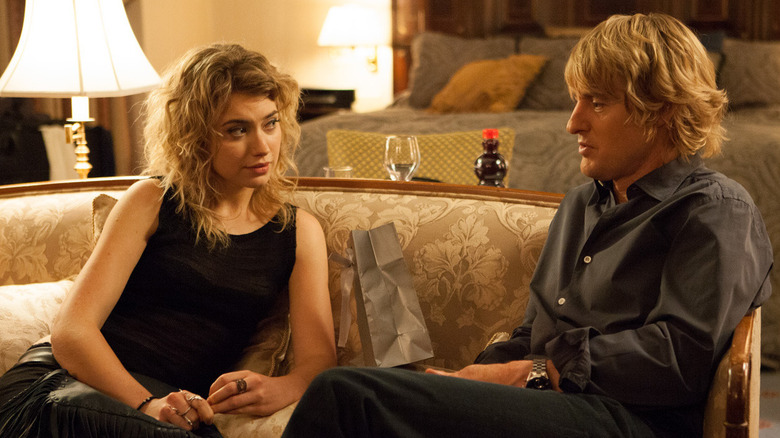 Imogen Poots and Owen Wilson as Izzy and Arnold sitting together in She's Funny That Way