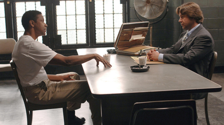 Frank Lucas (Denzel Washington) speaks to Richie Roberts (Russell Crowe) while seated in an interrogation room in American Gangster