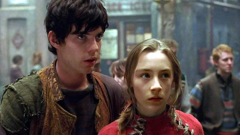 Lina (Saoirse Ronan) and Doon (Harry Treadaway) in town square in City of Ember