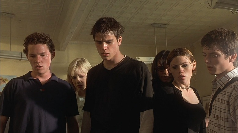 Zeke Tyler (Josh Hartnett) looking down with his friends in The Faculty