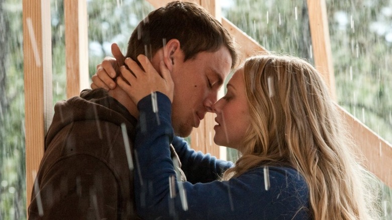 Channing Tatum as John Tyree kisses Amanda Seyfried as Savannah Curtis in Dear John