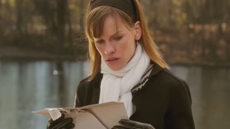 Hilary Swank as Holly Kennedy reads a letter next to Gerald Butler as Gerry Kennedy in P.S. I Love You