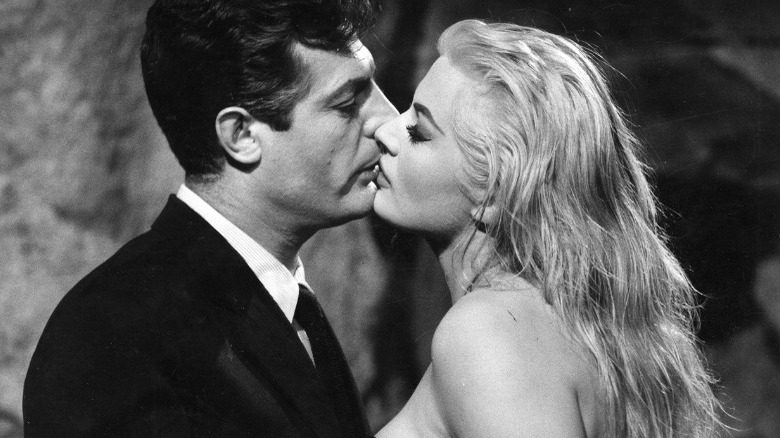 Marcello Mastroianni and Anita Ekberg kissing